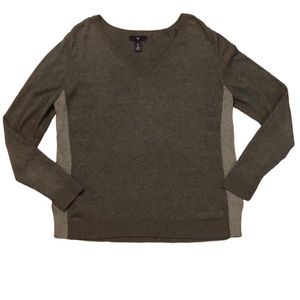 GAP Gray v-neck sweater with lighter gray sides, large